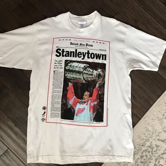 Gildan NHL Detroit Red Wings Stanleytown 1998 Hockey Graphic Tee Shirt